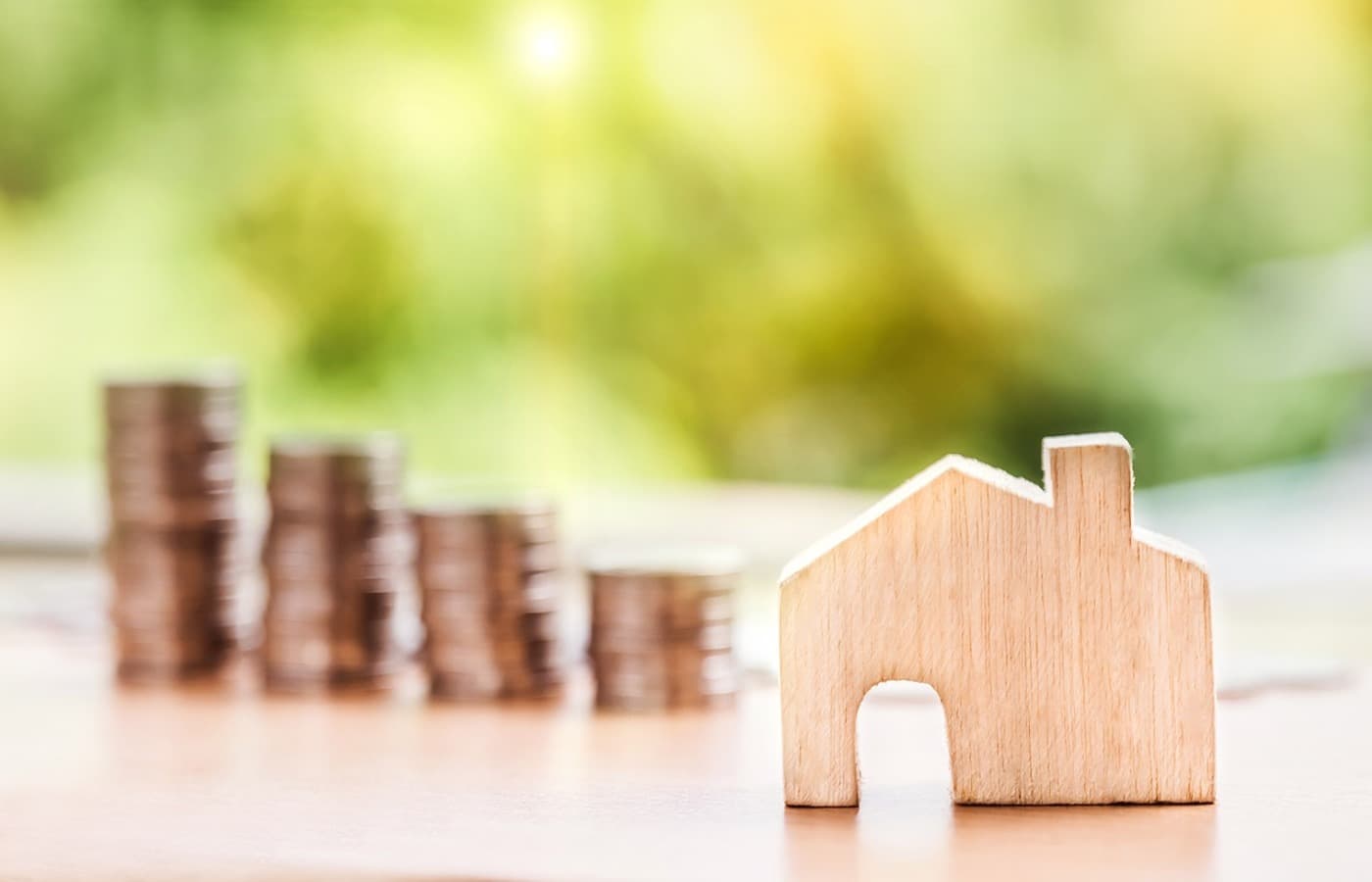 Billete de dinero sobre un contrato de compraventa inmobiliaria Billete de dinero sobre un contrato de compraventa inmobiliaria
