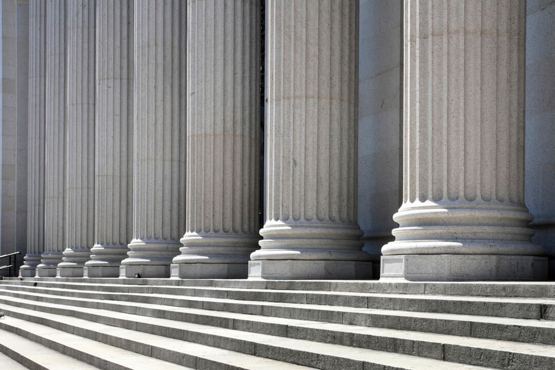 Columnas de un edificio simbolizando el derecho y la justicia.