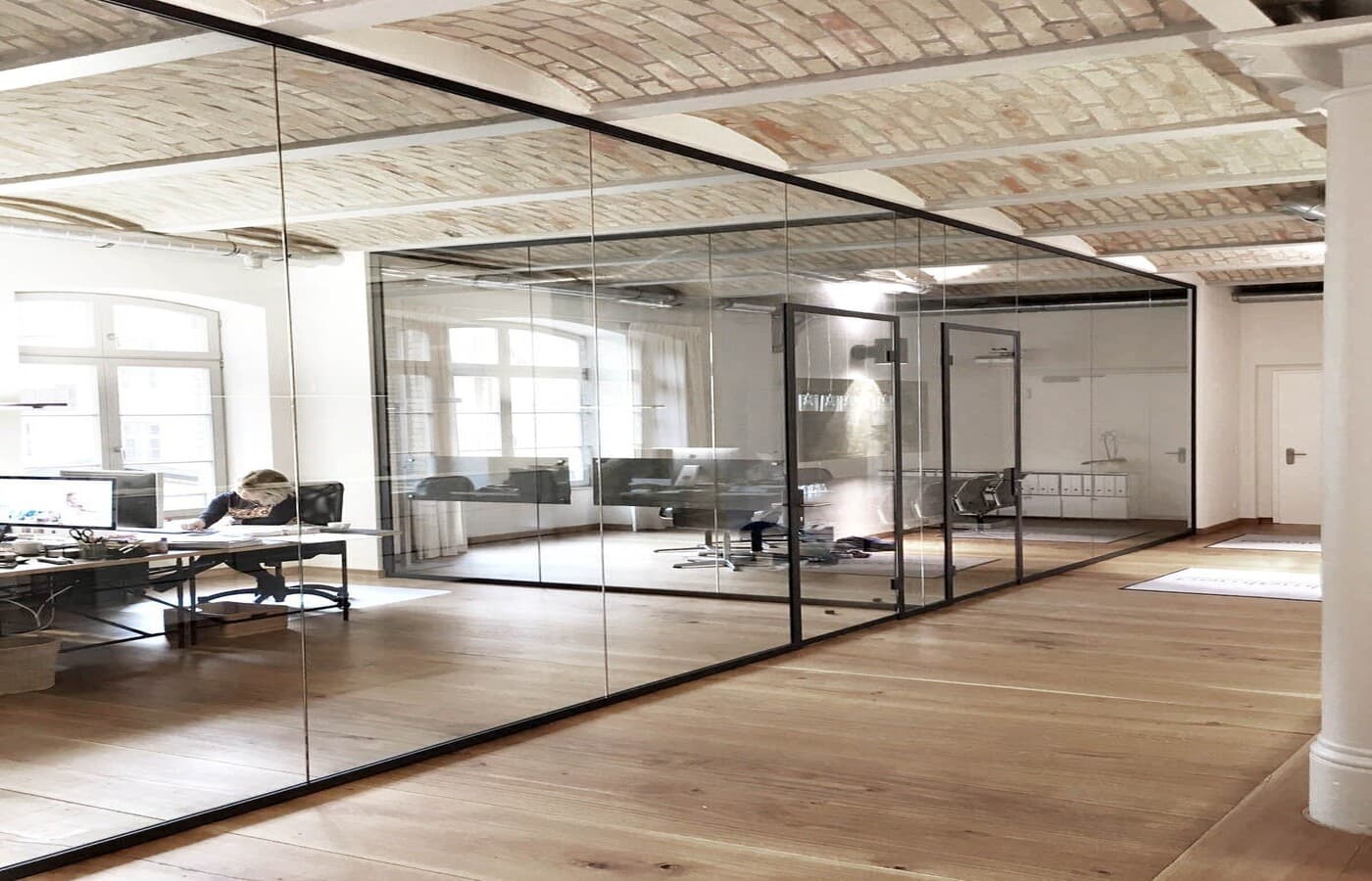 Diseño moderno y elegante de un despacho de abogados con luz natural