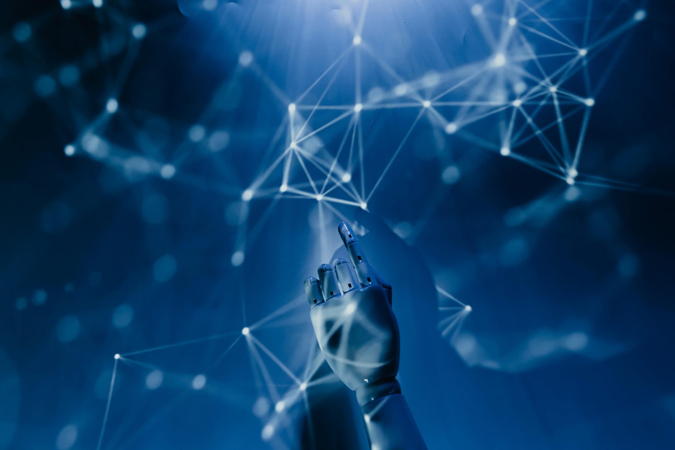 Una persona trabajando con una interfaz digital futurista con elementos de inteligencia artificial. Una persona trabajando con una interfaz digital futurista con elementos de inteligencia artificial.