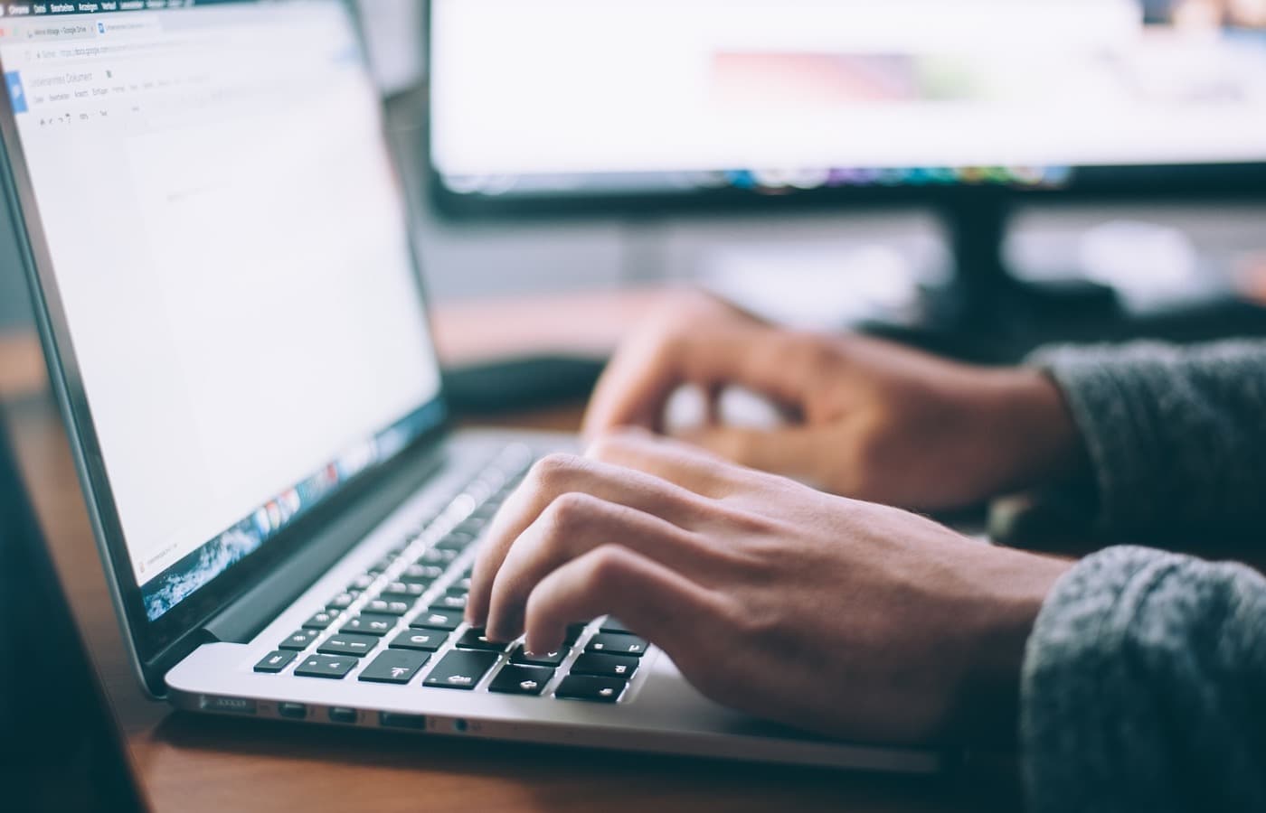 Persona trabajando en una laptop, representando el uso de software para abogados