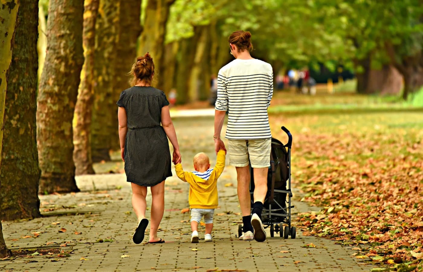 Familia caminando junta, representando la unidad familiar y los cambios en la vida familiar. Familia caminando junta, representando la unidad familiar y los cambios en la vida familiar.