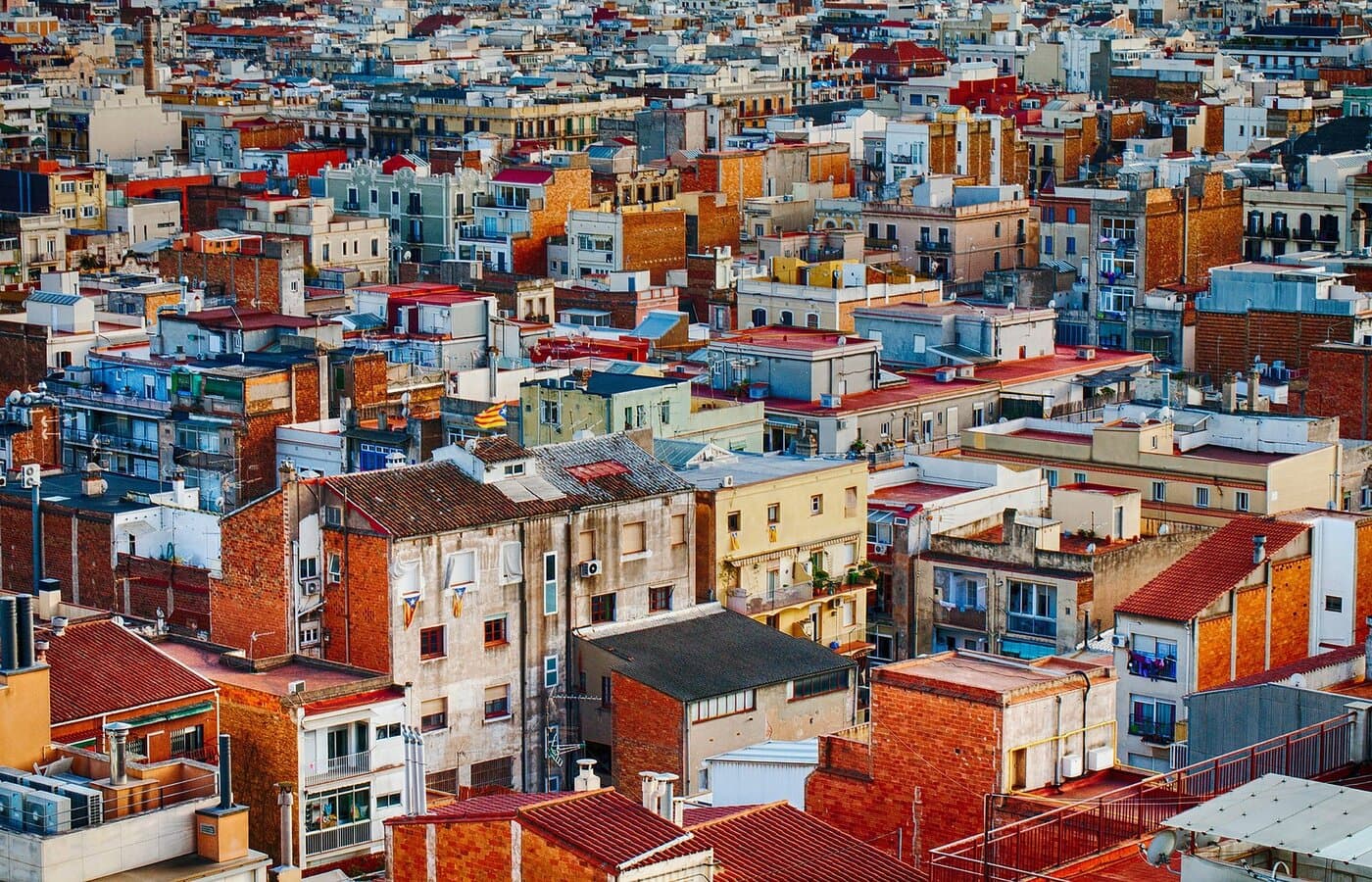 Vista general de una ciudad con casas y edificios residenciales.