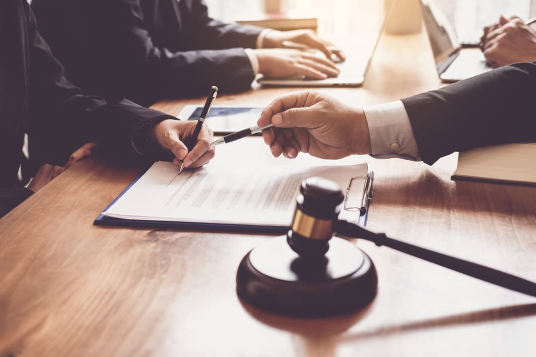 Reunión de abogados discutiendo un caso legal.