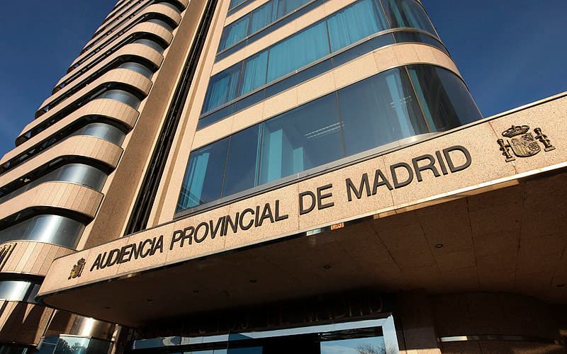 Martillo de juez sobre un libro de leyes, representando la rebeldía procesal
