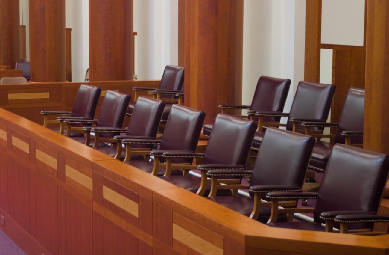 Imagen de una sala de juicios con un testigo prestando declaración.