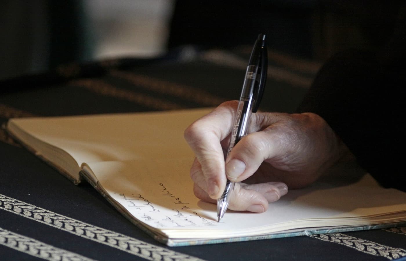 Mano escribiendo un testamento