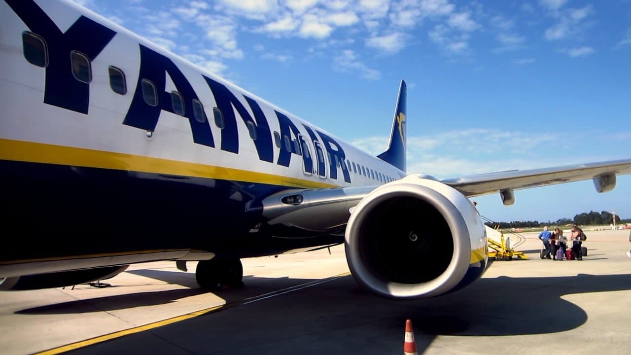 Pasajero en aeropuerto con maleta de mano